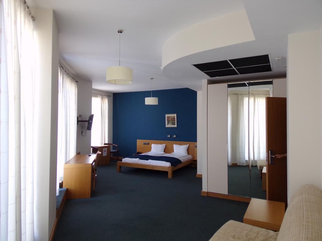 Universal Hotel Dupnica Kültér fotó